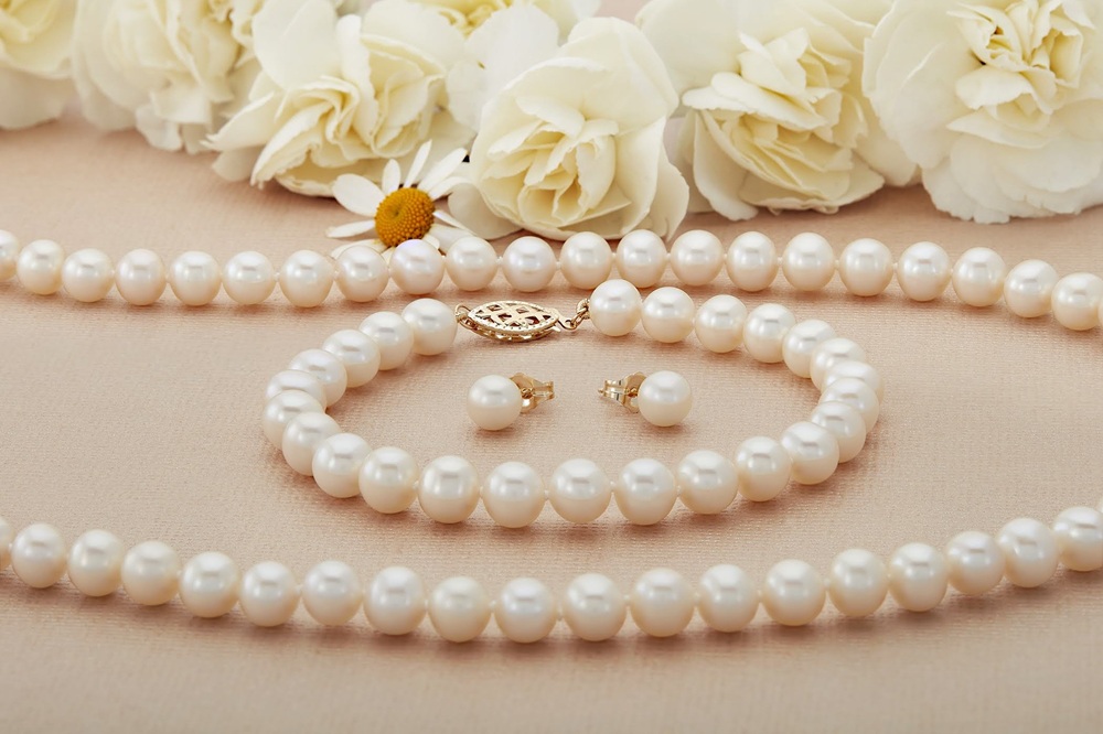 pearl chain, bracelet and earrings
